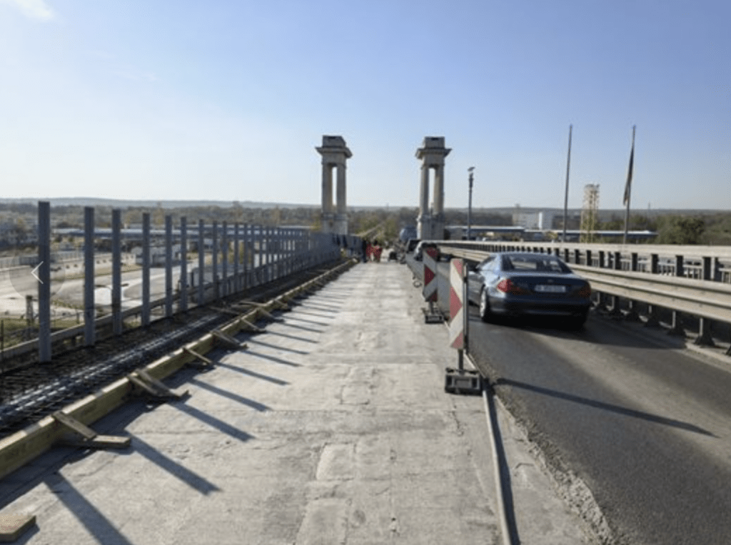 Продължава монтажът на пътните панели при основния ремонт на Дунав мост
