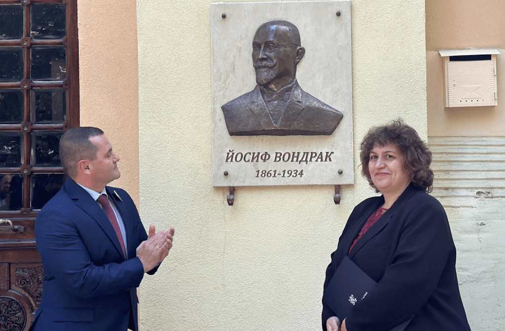 Пенчо Милков откри барелеф на Йосиф Вондрак за 130-ата годишнина на едноименното училище