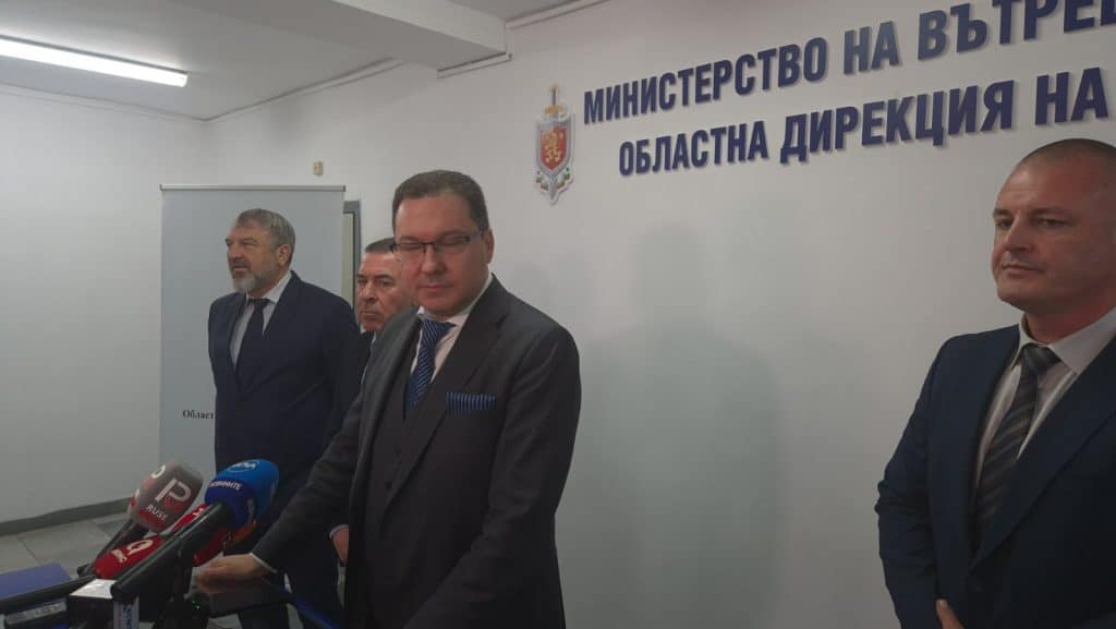 Даниел Митов: Няма заповед за арест на Ахмед Доган
