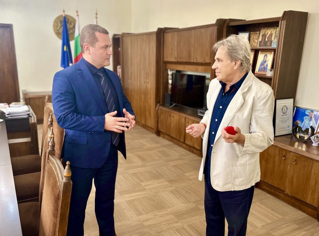 Пенчо Милков връчи златна значка „Русе“ на музиканта Пламен Загоров