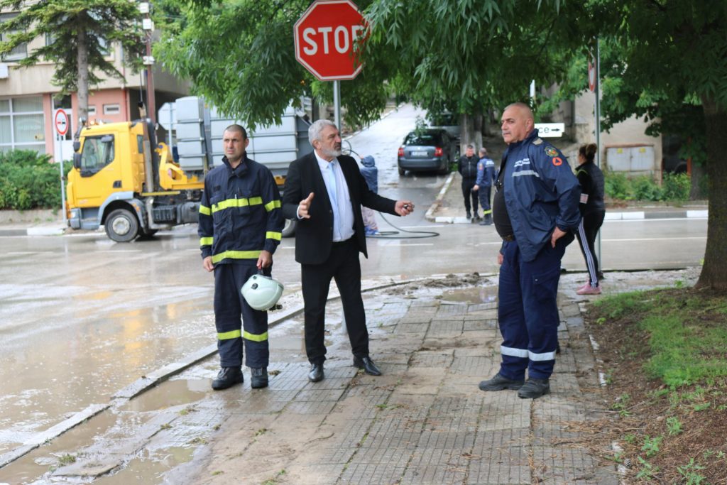 Обстановката в село Мечка се нормализира постепенно след снощните интензивни дъждове и градушка
