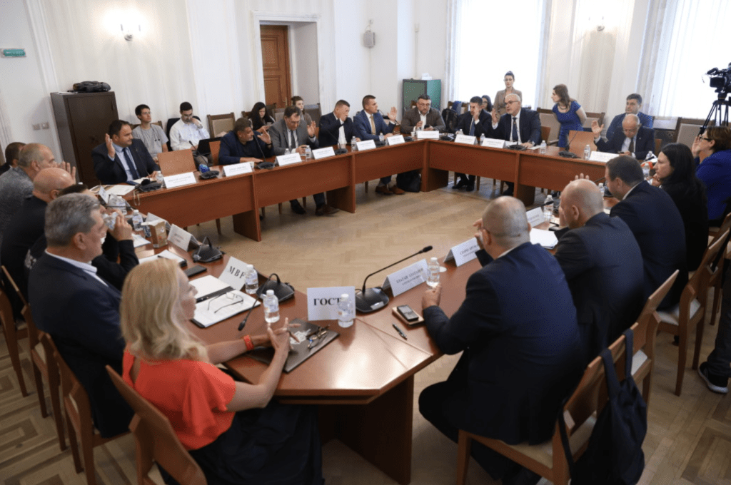 Комисия ще гласува премахването на президентския указ за назначаването на шефове на служби