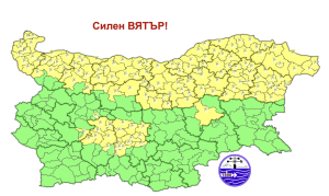 Валежите спират, но ще е ветровито