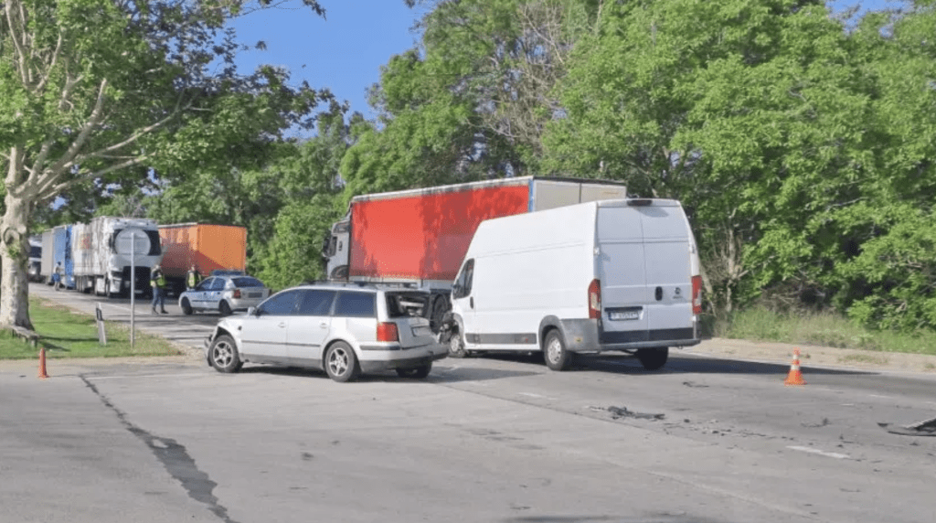 Верижна катастрофа с микробус затруднява движението край Русе