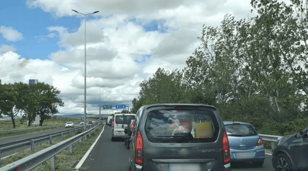 Полицаи ескортираха бременна жена до болницата, тръгнала да ражда в задръстване в Бургас