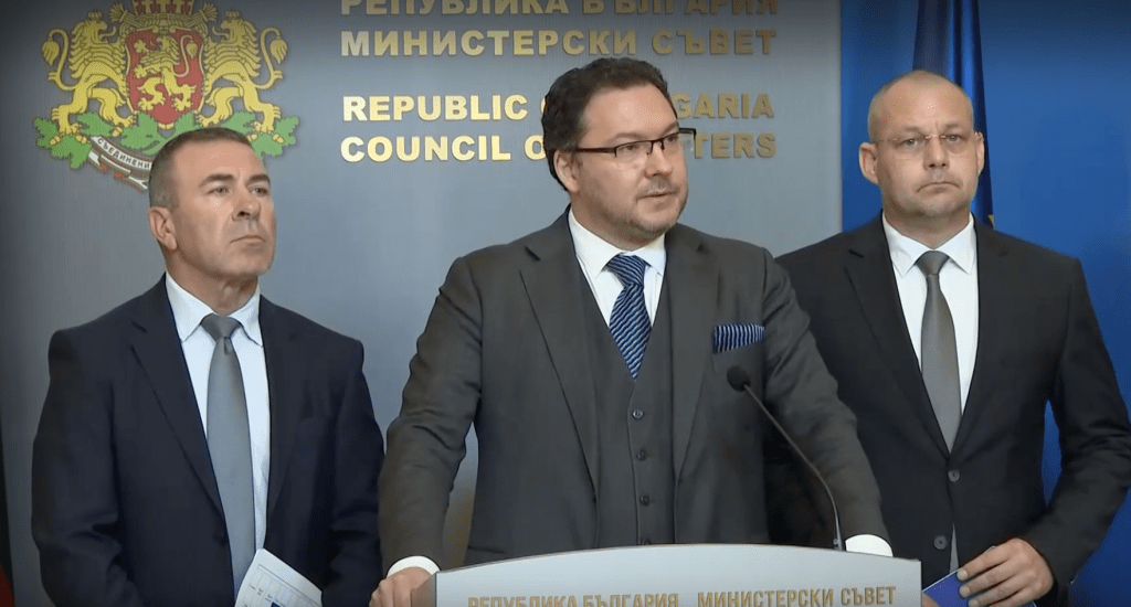 Митов: Кабинетът „Петков” въведе практиката за купуване на икони срещу катастрофите