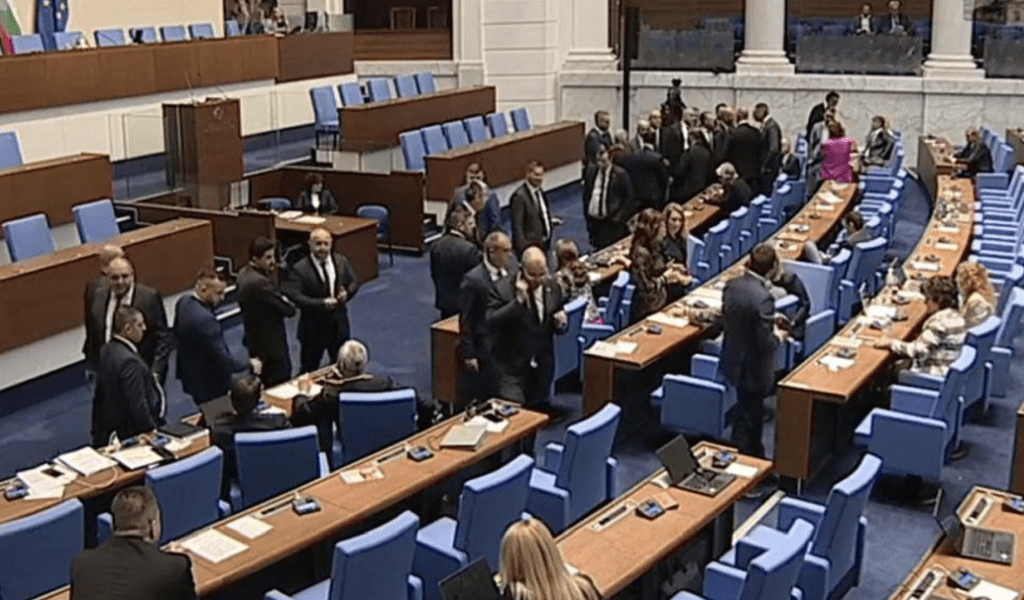 Високо напрежение и скандал в парламента