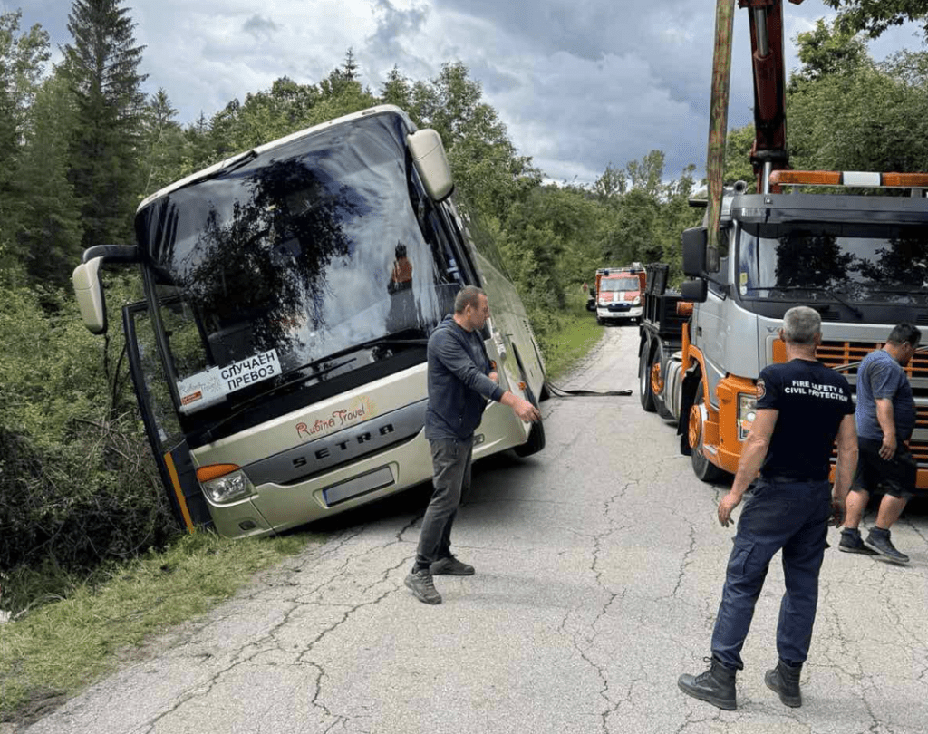 Варненски автобус с туристи се преобърна в канавка край Боженци