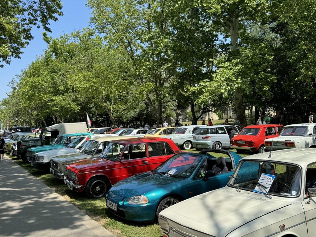 Русе събра над 300 класически автомобила и мотоциклета в 11-ото издание на Парада на ретро возила