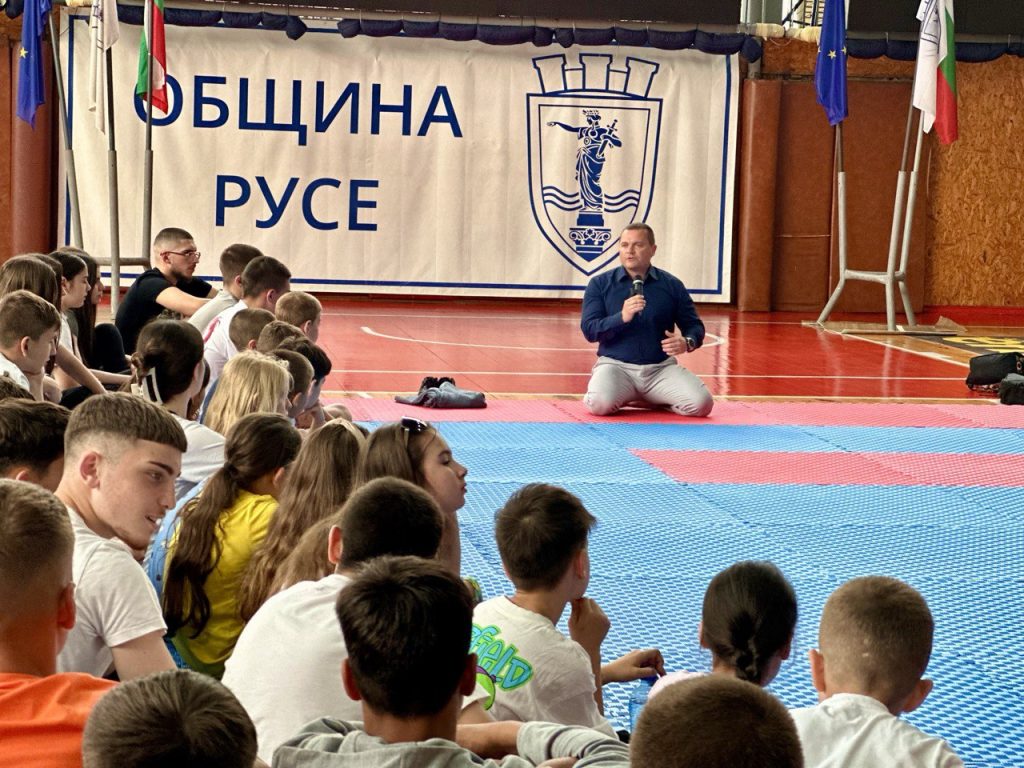 Открит разговор срещу агресията: Кметът Пенчо Милков се срещна с над 150 деца от бойните спортове в Русе