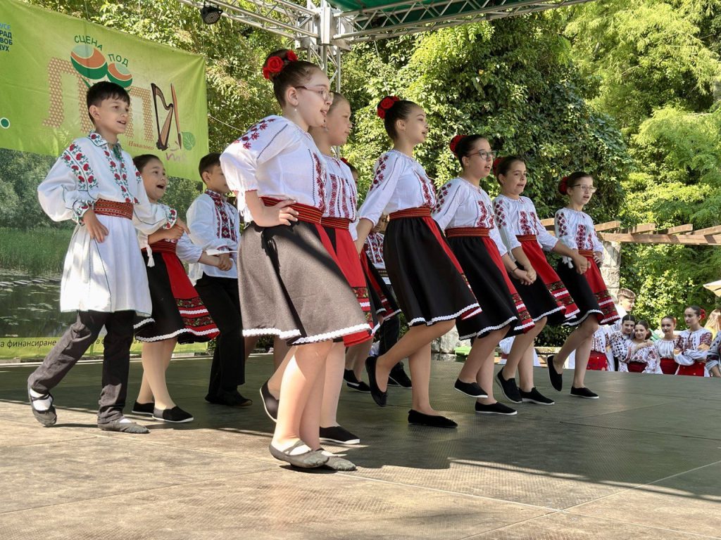 „Сцена под липите“ събира близо 1200 участници в Лесопарк „Липник“