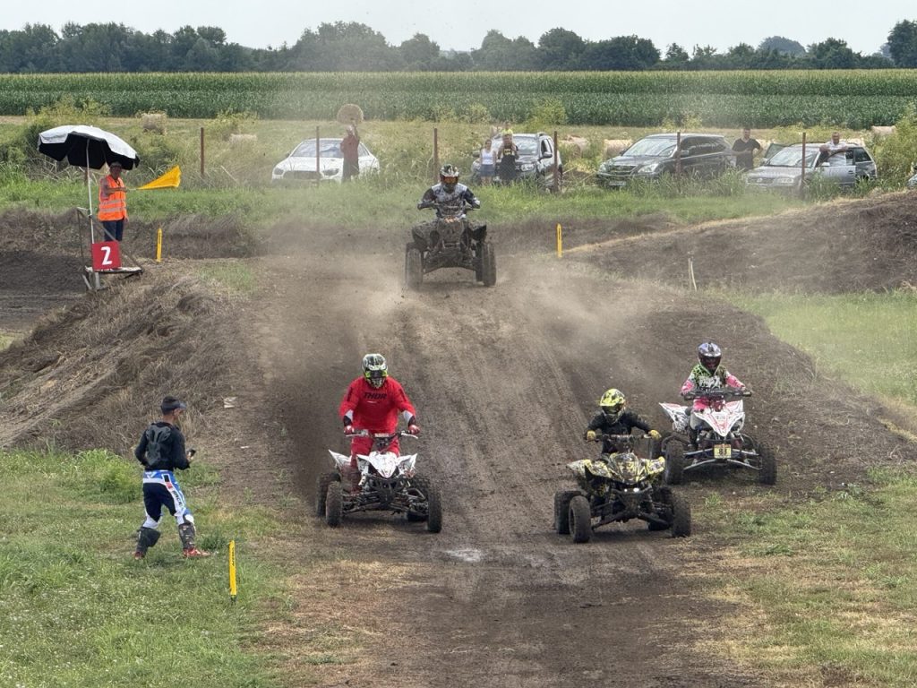 40-метрови скокове и скоростни битки завладяха  полигона  Godzilla MX Track в Сандрово