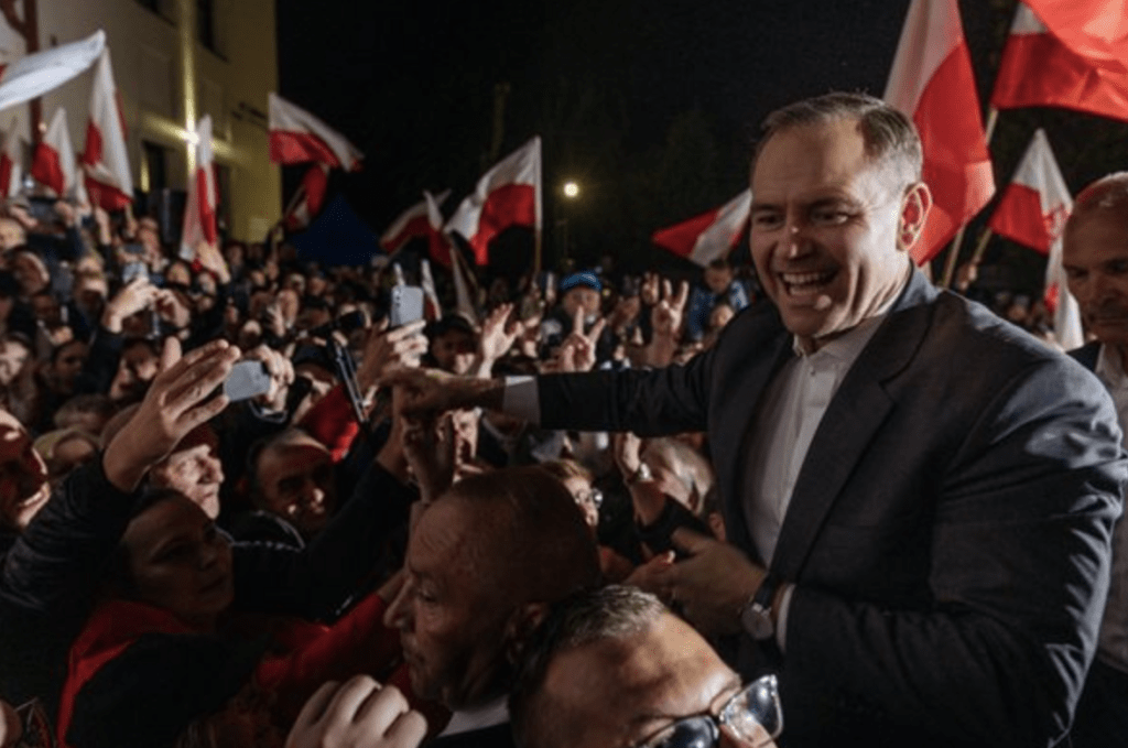 Националистът Карол Навроцки печели президентските избори в Полша