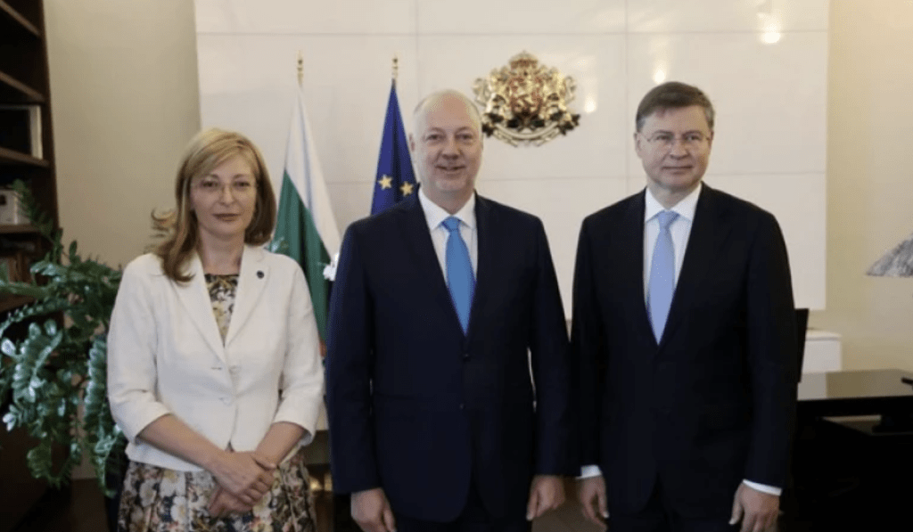 Валдис Домбровскис и Екатерина Захариева са на посещение в България