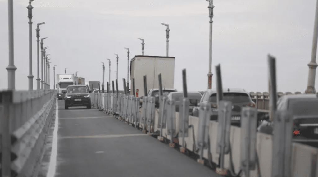 Протест на работещи в АПИ блокира движението по „Дунав мост 2“