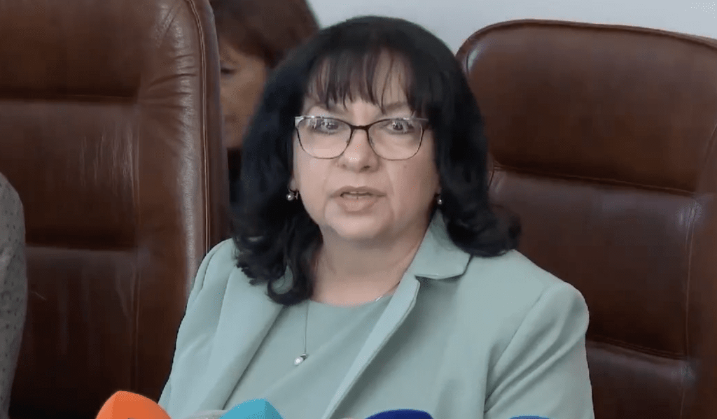 Петкова: Асен Василев ще влезе в учебниците по публични финанси като пример за това как не трябва да се управляват парите