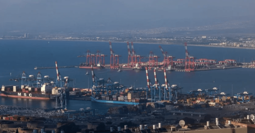 Кораб с български моряци на борда се обработва на пристанище Хайфа в Израел