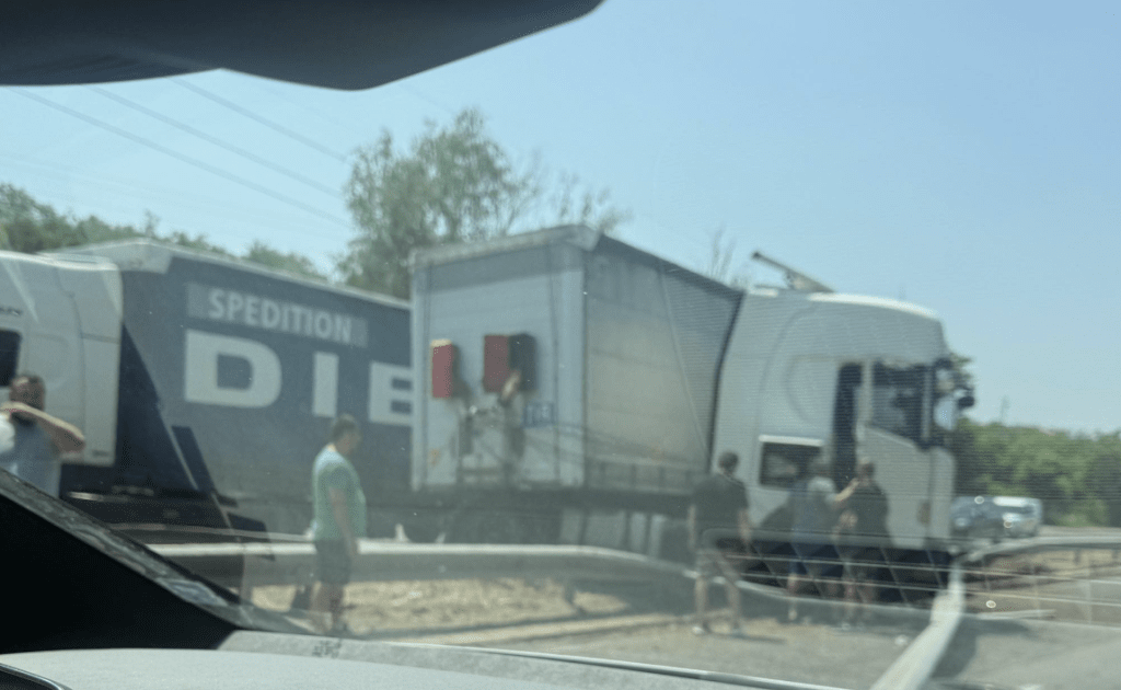 Катастрофирал камион затруднява движението по булевард „България“