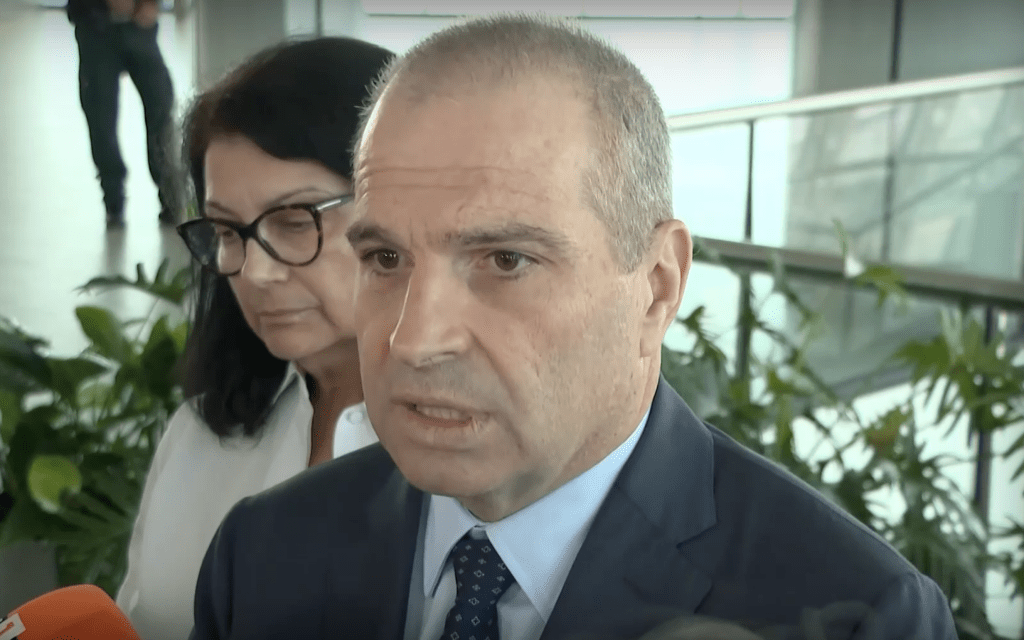 Караджов: Отнемаме лиценза на наземния оператор на столичното летище