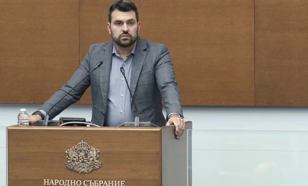 От декември Външно чака отговор от Румен Радев за посланиците в 7 страни