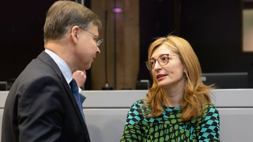 Комисарите Валдис Домбровскис и Екатерина Захариева идват в България