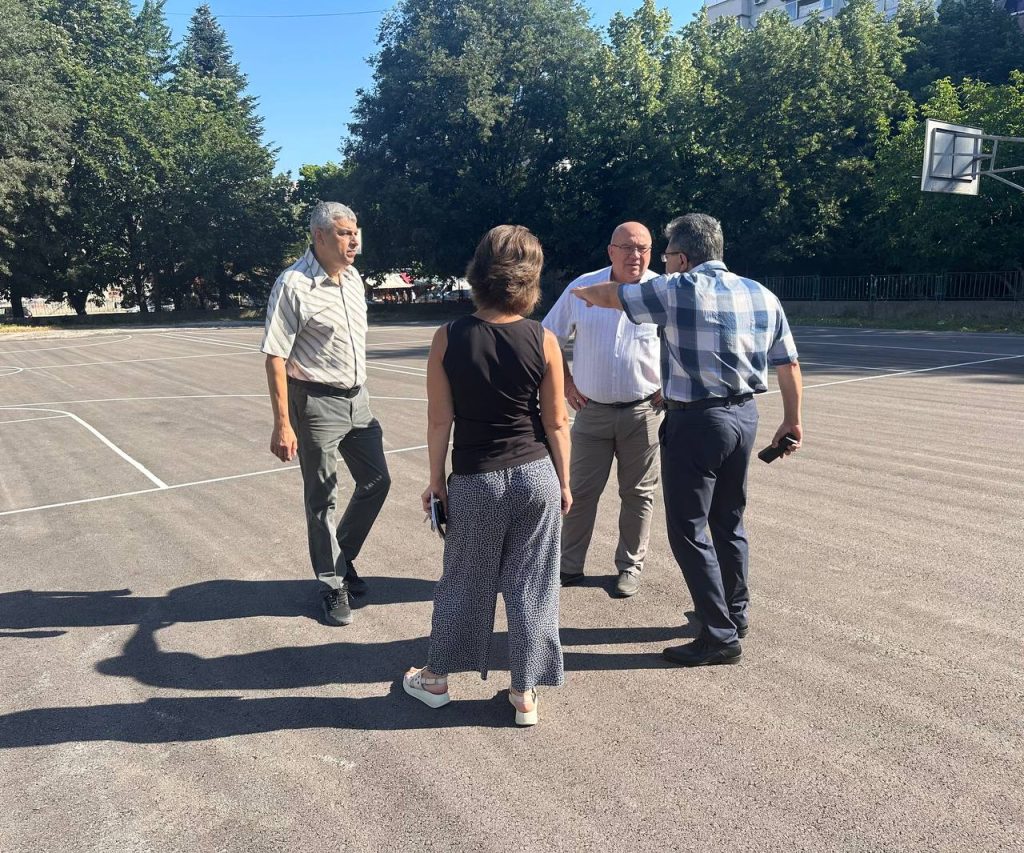 Три спортни площадки с основен ремонт в СУ „Възраждане“