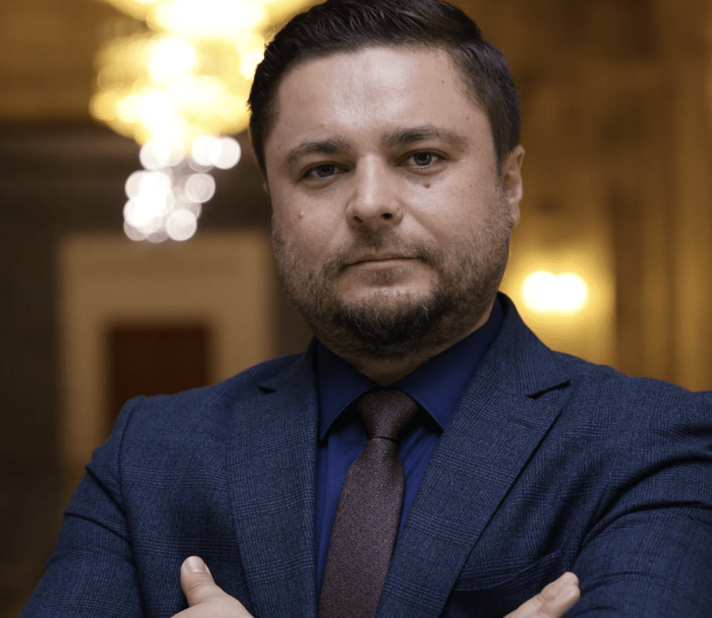 И Мюмюн Мюмюн напусна Доган