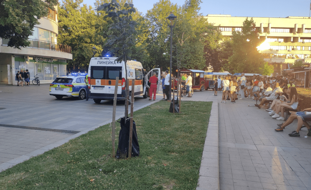 Атракционно влакче блъсна 3-годишно дете в Русе