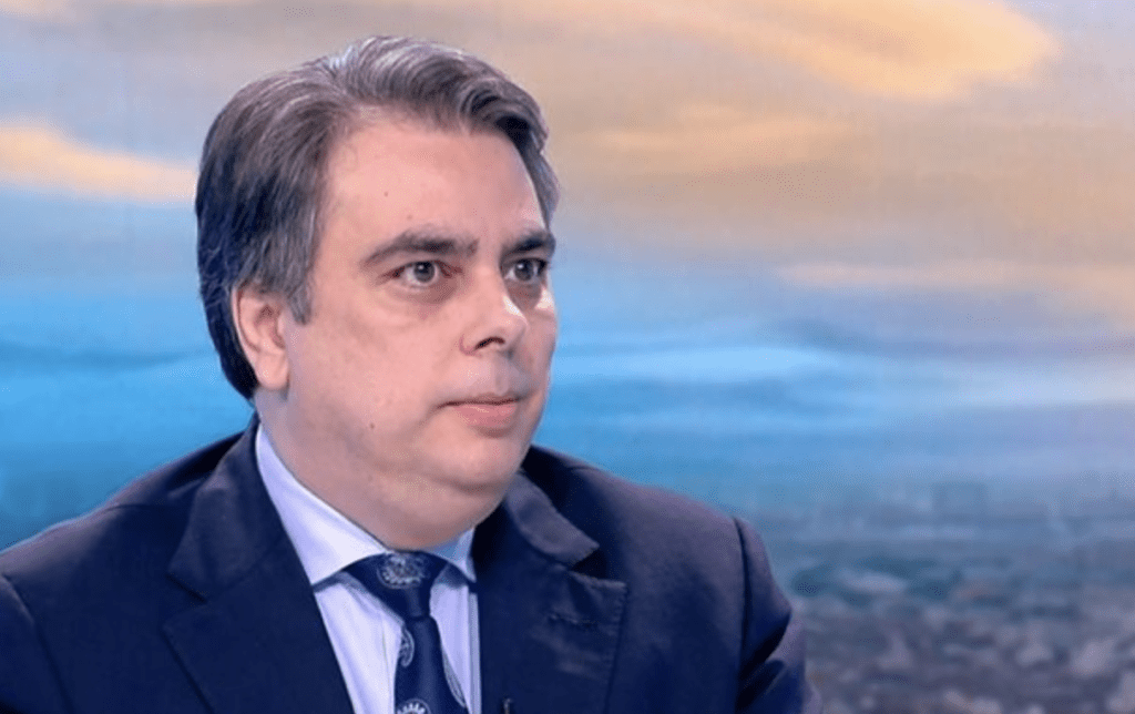 Асен Василев: Няма лошо, че Петков е звъннал да препоръча съпруга на Лена, и аз съм се обаждал така