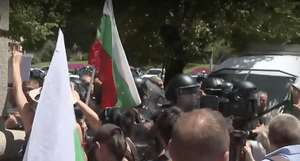 Напрежение на протеста срещу еврото, организиран от „Възраждане“