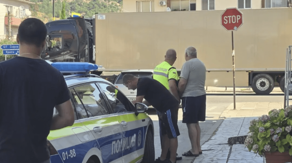 Тир блъсна човек на пешеходната пътека в Кресна