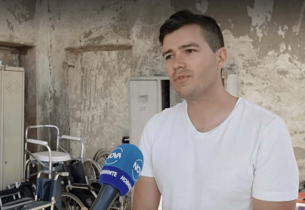 Млад мъж събира, поправя и дарява инвалидни колички