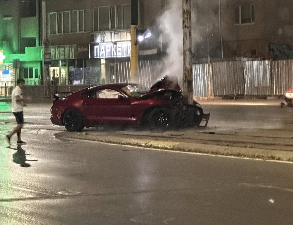Зверска катастрофа в София, шофьорът избяга и заряза затиснат човек в колата