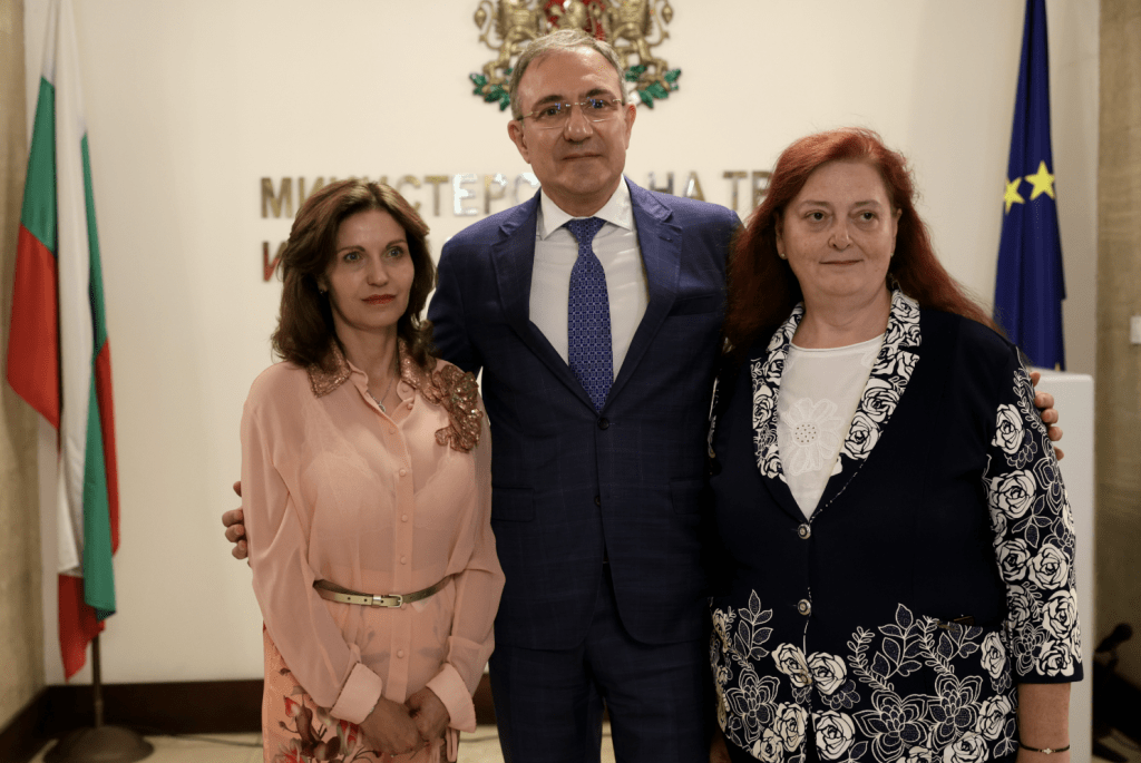 Гуцанов награди служителите, разкрили нелегалните старчески домове