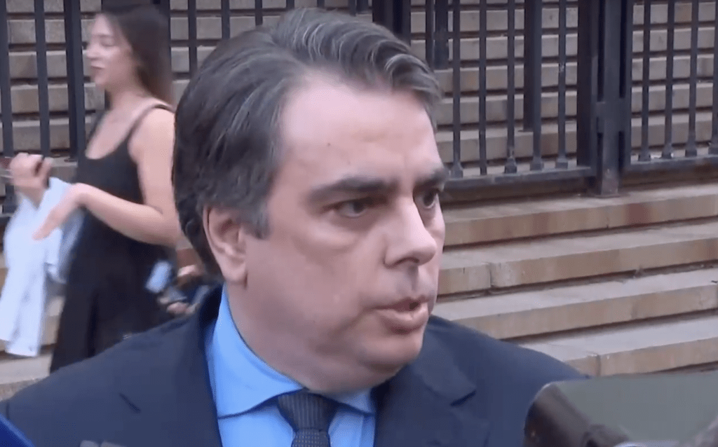 Асен Василев обяви, че се отказва от имунитета си