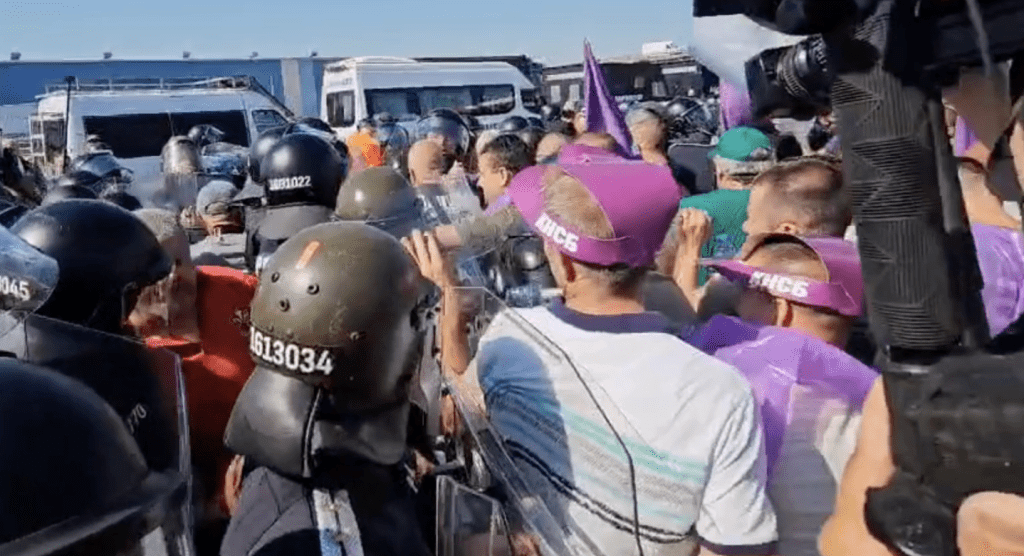 Сблъсъци между полиция и протестиращи край Пловдив