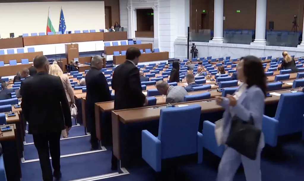Депутатите се завръщат за новата сесия на парламента с извънредно заседание