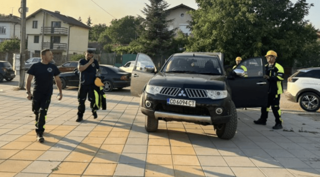 Пожарът край Костинброд погълна 10 къщи, местните обвиниха институциите