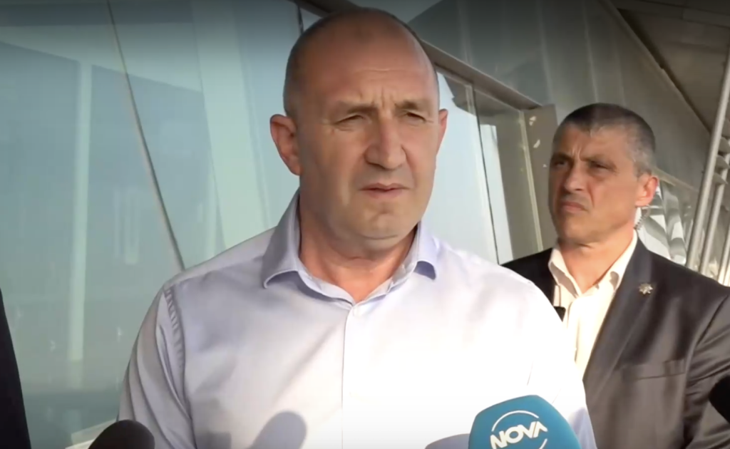 Радев: България трябва да има собствени способности за пожарогасене от въздуха
