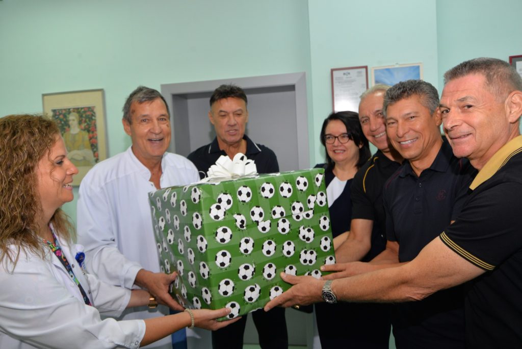 Стоичков, Михайлов и Балъков дариха апарат за операции на сърдечноболни деца