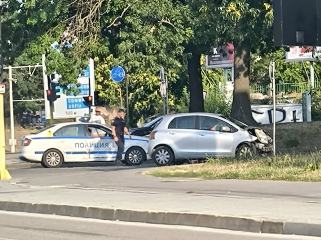 Лек автомобил блъсна полицейска кола на кръстовище в Русе