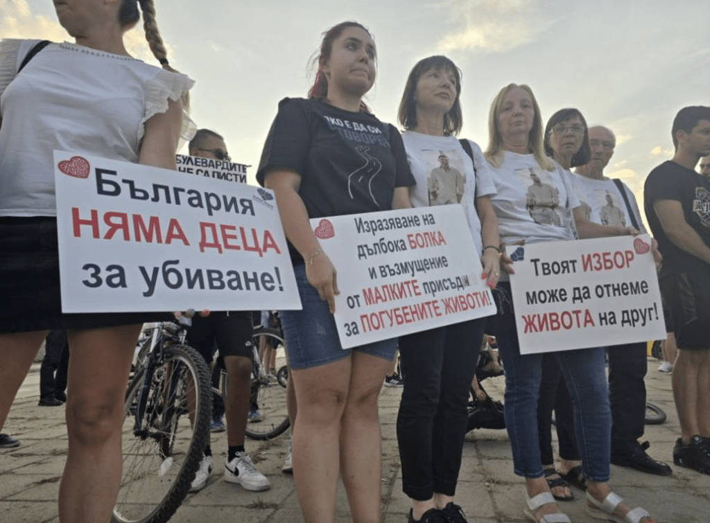 Близки на загинали на пътя с бдение в памет на жертвите на катастрофи