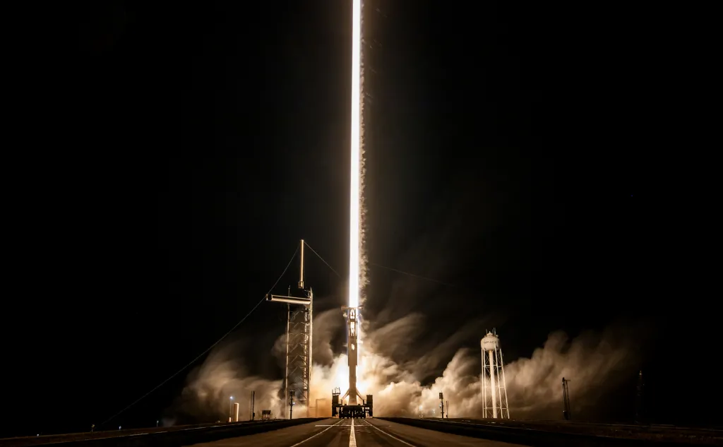 SpaceX изстреля таен военен космически кораб на САЩ