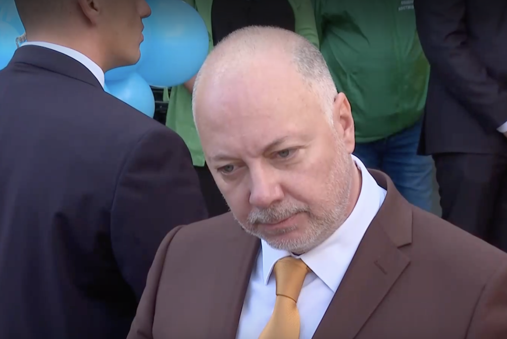 Росен Желязков вдигна „жълт картон“ за областния управител на Плевен
