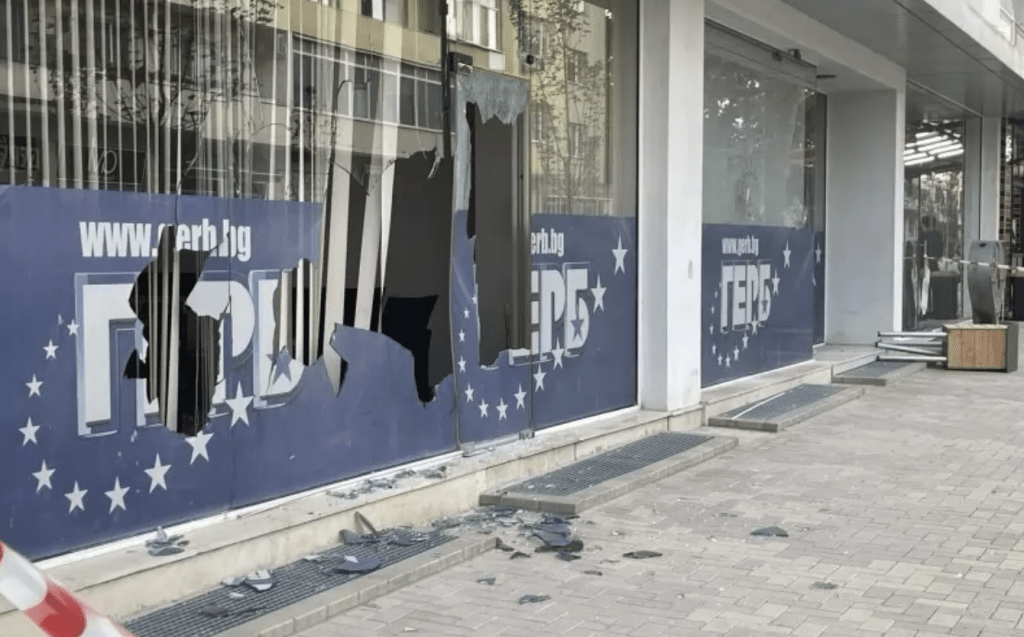 Мъж нападна с брадва офиса на ГЕРБ в Добрич
