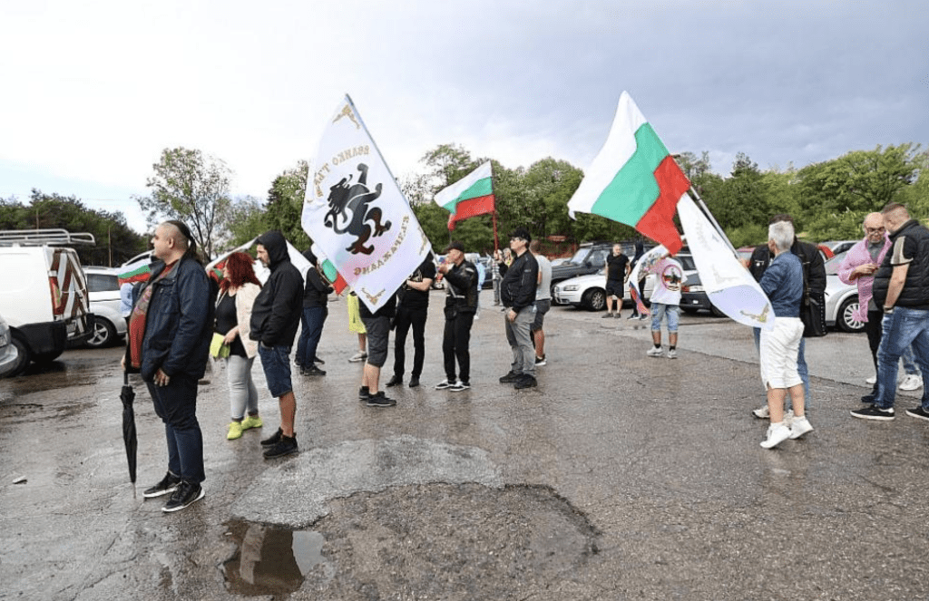 Протест на „Възраждане“ пред ВМЗ-Сопот