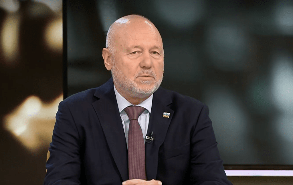 Тагарев: Визитата на Фон дер Лайен у нас няма пряка връзка със сделката с „Райнметал“