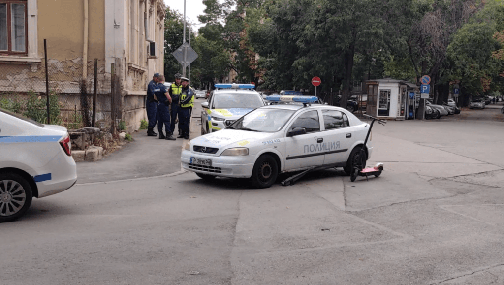 Две деца с тротинетка се блъснаха в патрулка в Русе