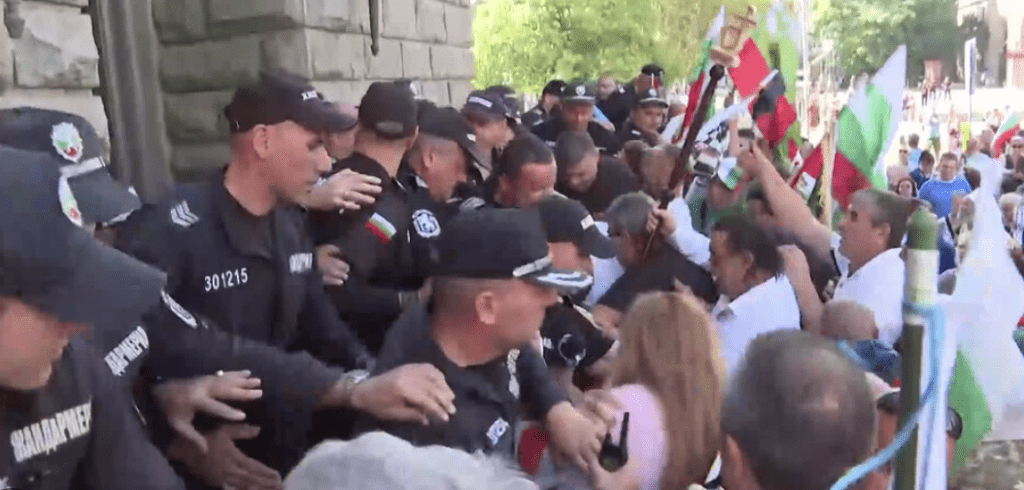 Протестиращи опитаха да нахлуят в сградата на НС, кордон от полицаи ги спря