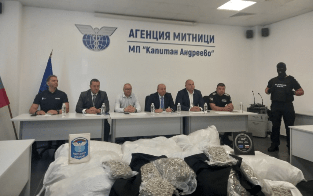 Почти 740 кг дрога е задържана при опит за контрабанда на „Капитан Андреево“